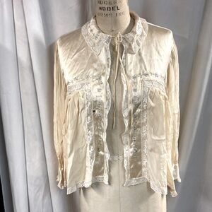 Antique vintage ivory silk embroidered 1940s bed jacket with lace trim